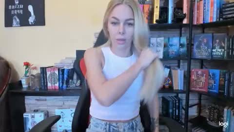 Snapshot of library_girl chatting on December 1, 2025, 8:52 am Anna online show from December 1, 2025, 8:52 am