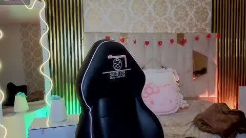 LIHIAN online show from April 1, 2026, 11:44 am