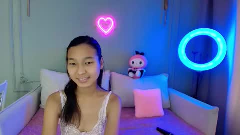 Lihn Pham online show from December 4, 2025, 3:27 am