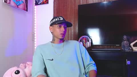 Snapshot of liiaam_lee_ chatting on November 25, 2025, 3:01 pm Daniel online show from November 25, 2025, 3:01 pm