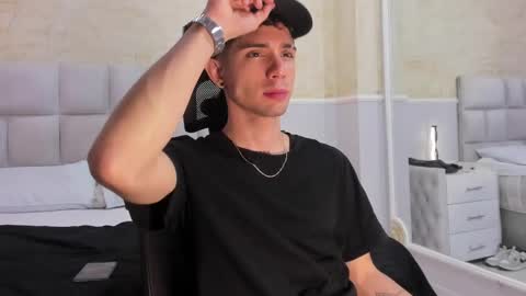 Snapshot of liiamhudson_ chatting on February 4, 2025, 7:18 am L I I A M online show from February 4, 2025, 7:18 am