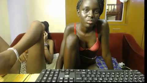 Snapshot of lil_doll_petite chatting on March 12, 2026, 7:25 am Euni online show from March 12, 2026, 7:25 am