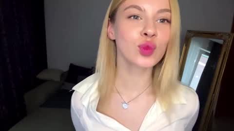 Snapshot of lil_elisa chatting on September 10, 2025, 10:59 am Elisa online show from September 10, 2025, 10:59 am