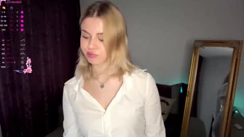 Snapshot of lil_elisa chatting on September 22, 2025, 11:01 am Elisa online show from September 22, 2025, 11:01 am