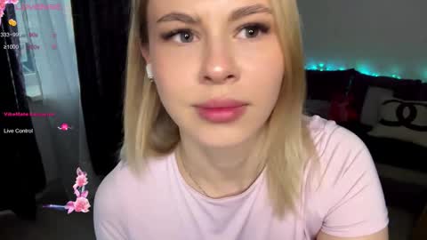 Snapshot of lil_elisa chatting on October 8, 2025, 9:29 am Elisa online show from October 8, 2025, 9:29 am