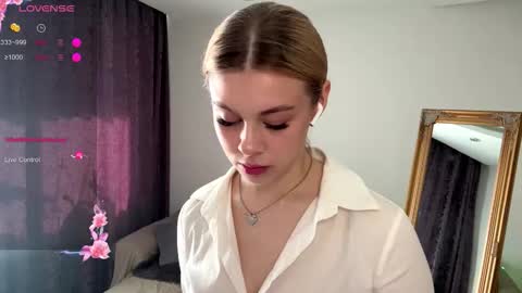 Snapshot of lil_elisa chatting on October 10, 2025, 10:14 am Elisa online show from October 10, 2025, 10:14 am