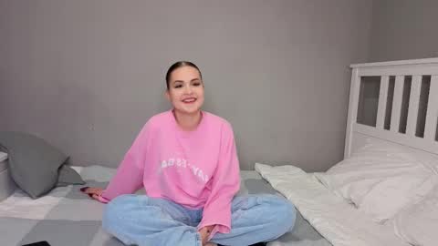 Snapshot of lil_honey_bunny chatting on October 8, 2025, 10:57 am Emma online show from October 8, 2025, 10:57 am