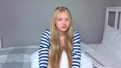 Snapshot of lil_tasty33 chatting on September 24, 2025, 10:40 am Emma online show from September 24, 2025, 10:40 am