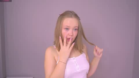 Snapshot of lilahhn chatting on November 12, 2025, 3:12 pm Sofi online show from November 12, 2025, 3:12 pm