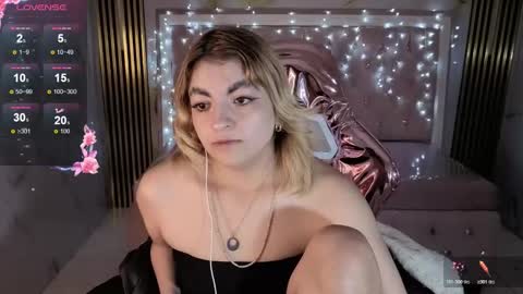 Lili online show from November 6, 2025, 3:51 am