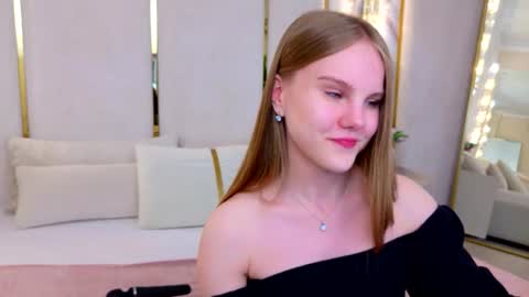 lili_lohan online show from June 10, 2026, 9:19 am