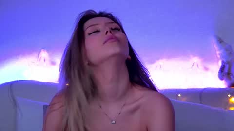 Mia online show from December 27, 2024, 4:32 pm