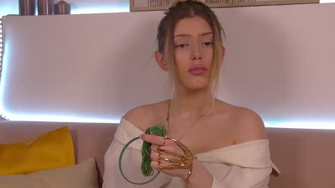 Mia online show from January 27, 2025, 9:34 am