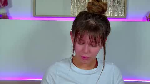 Mia online show from December 20, 2025, 6:53 am