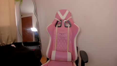 holis soy lily chang no olvides el pulgar arriba es muy importante para mi 3 independent model online show from February 28, 2025, 7:35 pm