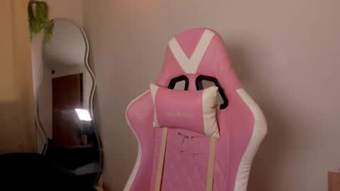 holis soy lily chang no olvides el pulgar arriba es muy importante para mi 3 independent model online show from March 7, 2025, 9:06 pm