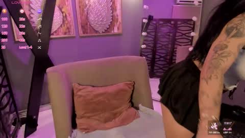 holis soy lily chang no olvides el pulgar arriba es muy importante para mi 3 independent model online show from September 12, 2025, 8:31 pm