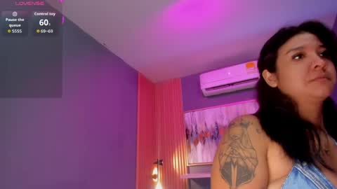holis soy lily chang no olvides el pulgar arriba es muy importante para mi 3 independent model online show from June 1, 2026, 6:09 pm
