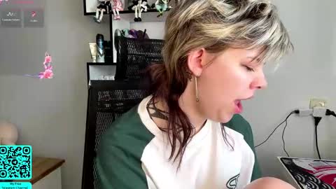 Lilian online show from March 25, 2026, 7:03 am