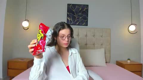 Snapshot of lilie_petite chatting on December 4, 2025, 11:24 pm Lilie online show from December 4, 2025, 11:24 pm