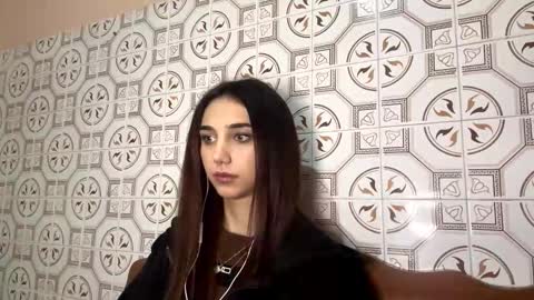 Lina online show from November 12, 2025, 10:09 pm