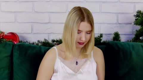 LiliLinn online show from January 15, 2025, 10:27 am