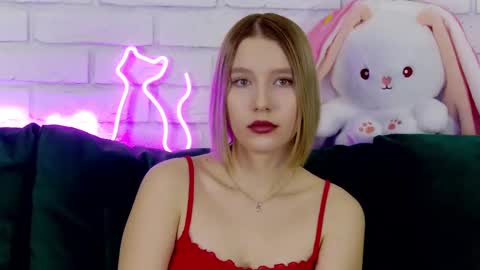 LiliLinn online show from March 10, 2025, 6:27 am