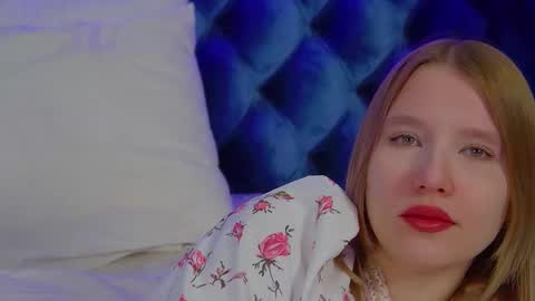 LiliLinn online show from November 18, 2025, 4:39 am