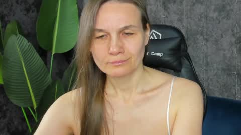 lillian_white1 online show from April 6, 2026, 1:03 am