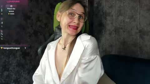 Snapshot of lillian_white1 chatting on April 28, 2026, 2:27 am lillian_white1 online show from April 28, 2026, 2:27 am