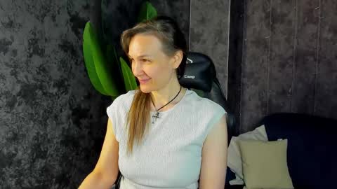 Snapshot of lillian_white1 chatting on May 6, 2026, 1:14 am lillian_white1 online show from May 6, 2026, 1:14 am