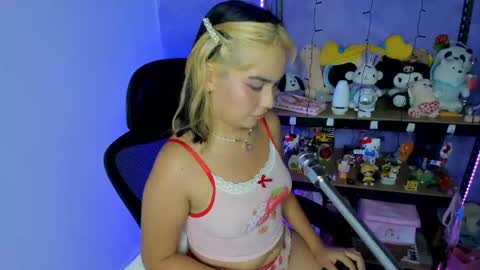 Snapshot of lilly_kinky chatting on October 26, 2025, 3:56 am Lilly online show from October 26, 2025, 3:56 am