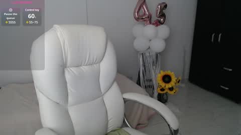 Snapshot of lilly_milf chatting on January 25, 2025, 11:11 pm Lilly online show from January 25, 2025, 11:11 pm