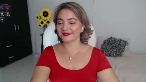 Snapshot of lilly_milf chatting on February 6, 2025, 1:32 pm Lilly online show from February 6, 2025, 1:32 pm