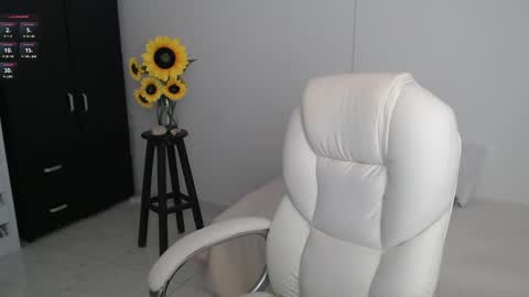 Snapshot of lilly_milf chatting on March 6, 2025, 12:52 pm Lilly online show from March 6, 2025, 12:52 pm