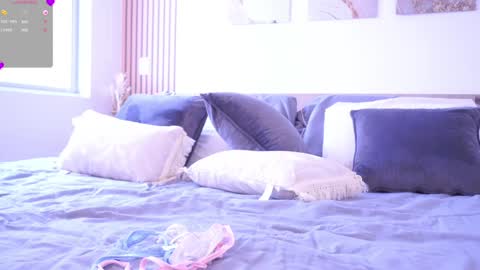 Lilly Thompson  online show from December 6, 2024, 5:44 pm