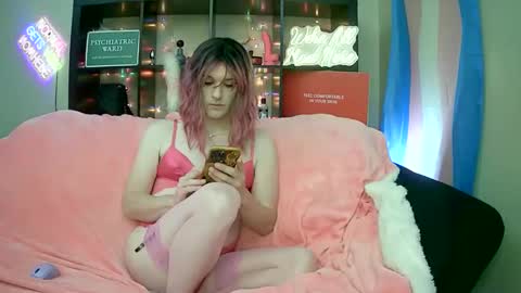 Snapshot of lillyvtrap chatting on September 28, 2025, 11:21 pm lillyVonT online show from September 28, 2025, 11:21 pm