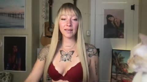 Snapshot of lilpeachykeenn chatting on December 8, 2024, 11:08 pm Lilpeachykeenn online show from December 8, 2024, 11:08 pm