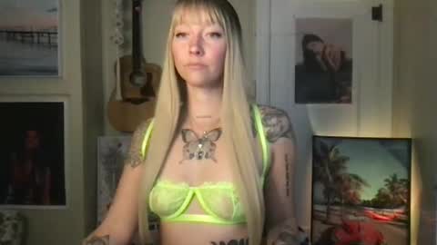 Snapshot of lilpeachykeenn chatting on December 12, 2024, 10:20 pm Lilpeachykeenn online show from December 12, 2024, 10:20 pm