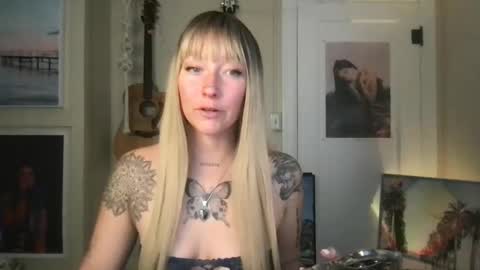 Snapshot of lilpeachykeenn chatting on December 22, 2024, 10:47 pm Lilpeachykeenn online show from December 22, 2024, 10:47 pm