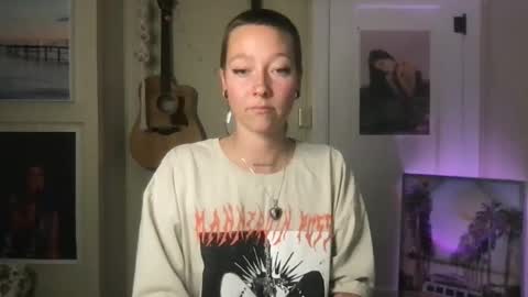 Snapshot of lilpeachykeenn chatting on December 28, 2024, 3:04 am Lilpeachykeenn online show from December 28, 2024, 3:04 am