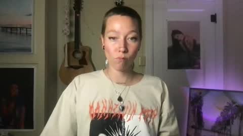 Snapshot of lilpeachykeenn chatting on December 29, 2024, 4:05 am Lilpeachykeenn online show from December 29, 2024, 4:05 am