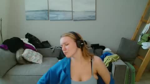 Lily dollyx online show from October 22, 2025, 10:15 am