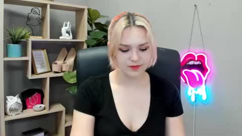 Snapshot of lilysweetxo chatting on July 13, 2026, 6:38 am Lily online show from July 13, 2026, 6:38 am