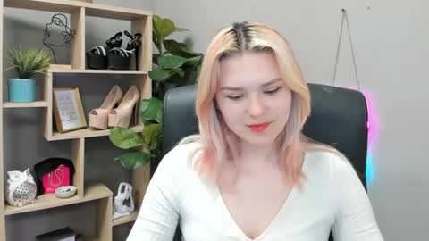 Snapshot of lilysweetxo chatting on July 14, 2026, 10:21 am Lily online show from July 14, 2026, 10:21 am