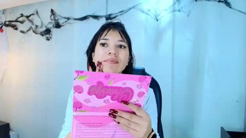  Lina Bedoya  online show from November 10, 2025, 11:53 am