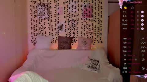 Snapshot of linablossom chatting on December 4, 2025, 8:23 am Lina online show from December 4, 2025, 8:23 am