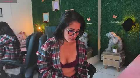 Lina  online show from November 1, 2025, 12:07 pm