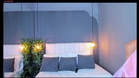 LinaGlam online show from November 11, 2025, 5:02 pm