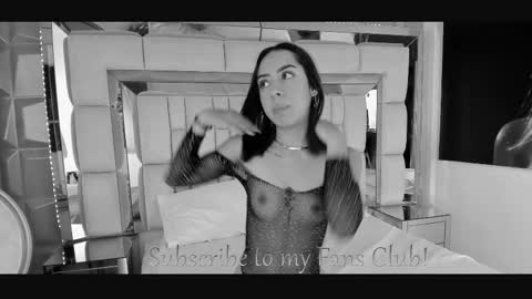 Lincy Rios  online show from November 5, 2025, 6:52 pm